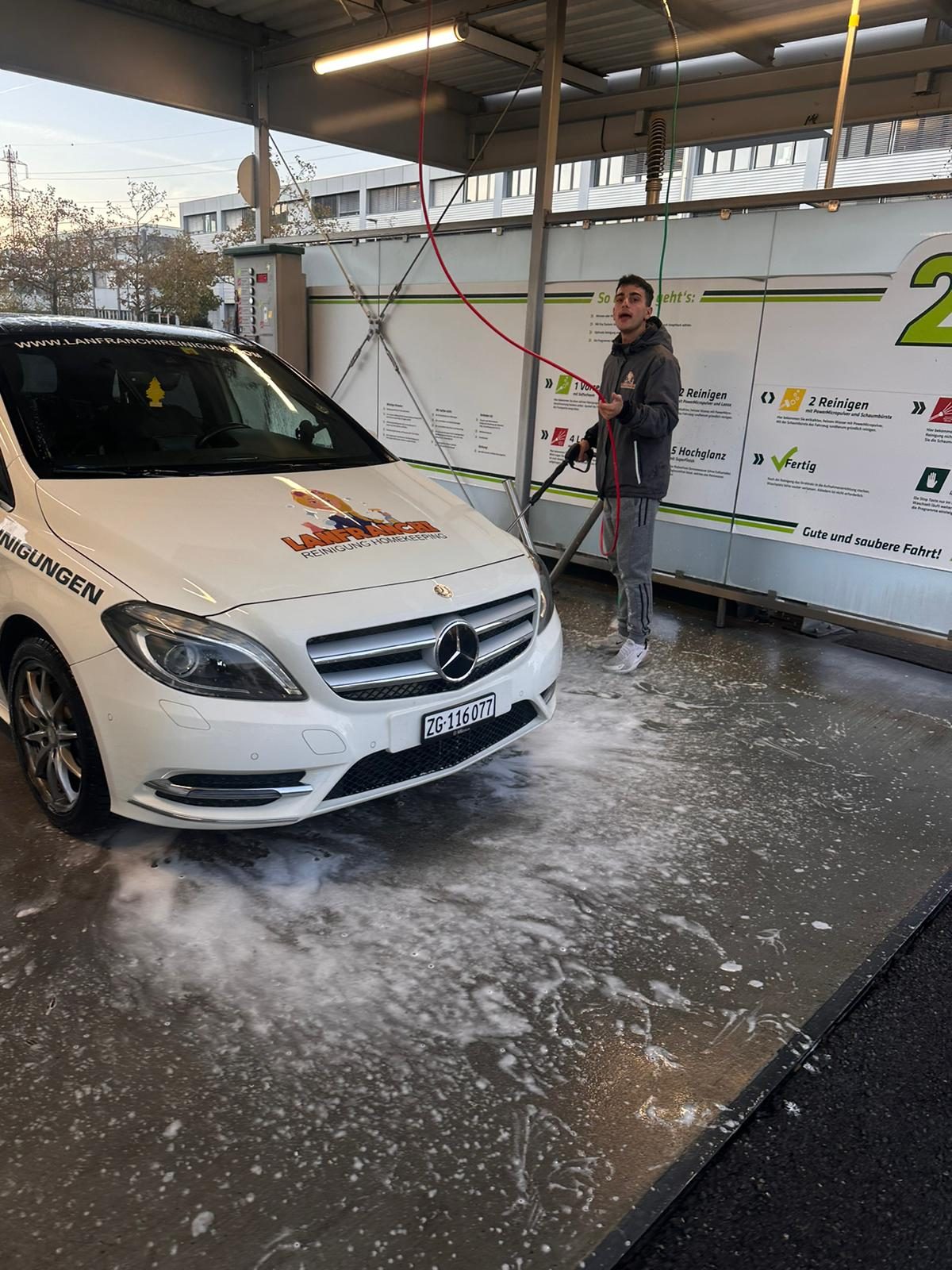 Beschrifteter Firmenwagen von Lanfranchi bei der Wäsche