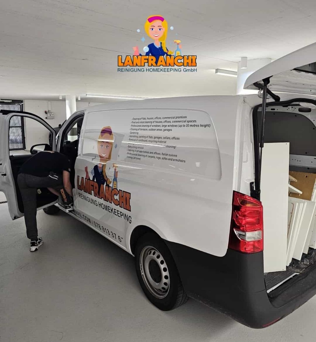 Weisser Lanfranchi-Transporter mit geöffneter Hecktür