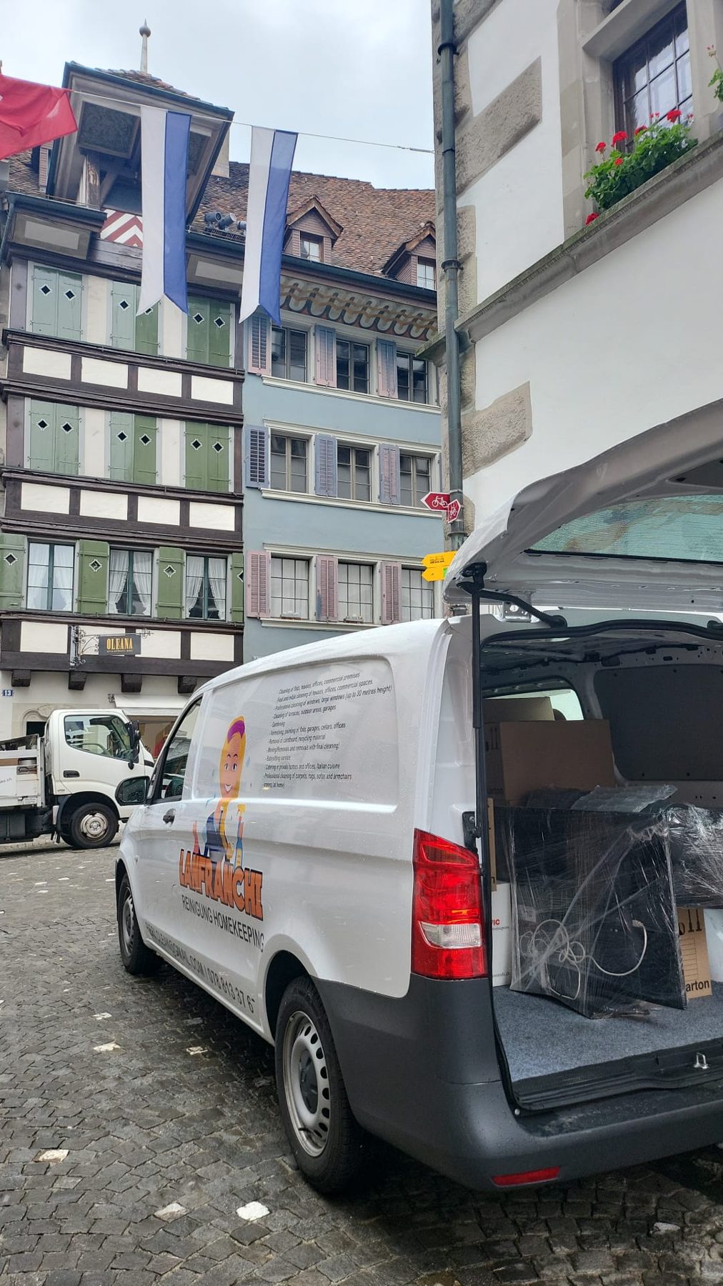 Lanfranchi-Transporter mit geöffneter Hecktür in einer Gasse in Zug